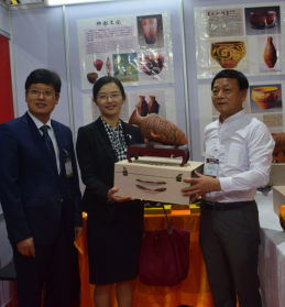 中國(guó)駐泰國(guó)大使館參贊煅煉女士親臨展會(huì)現(xiàn)場(chǎng)，并收藏了劉新安制作的彩陶代表作《小口尖底瓶》